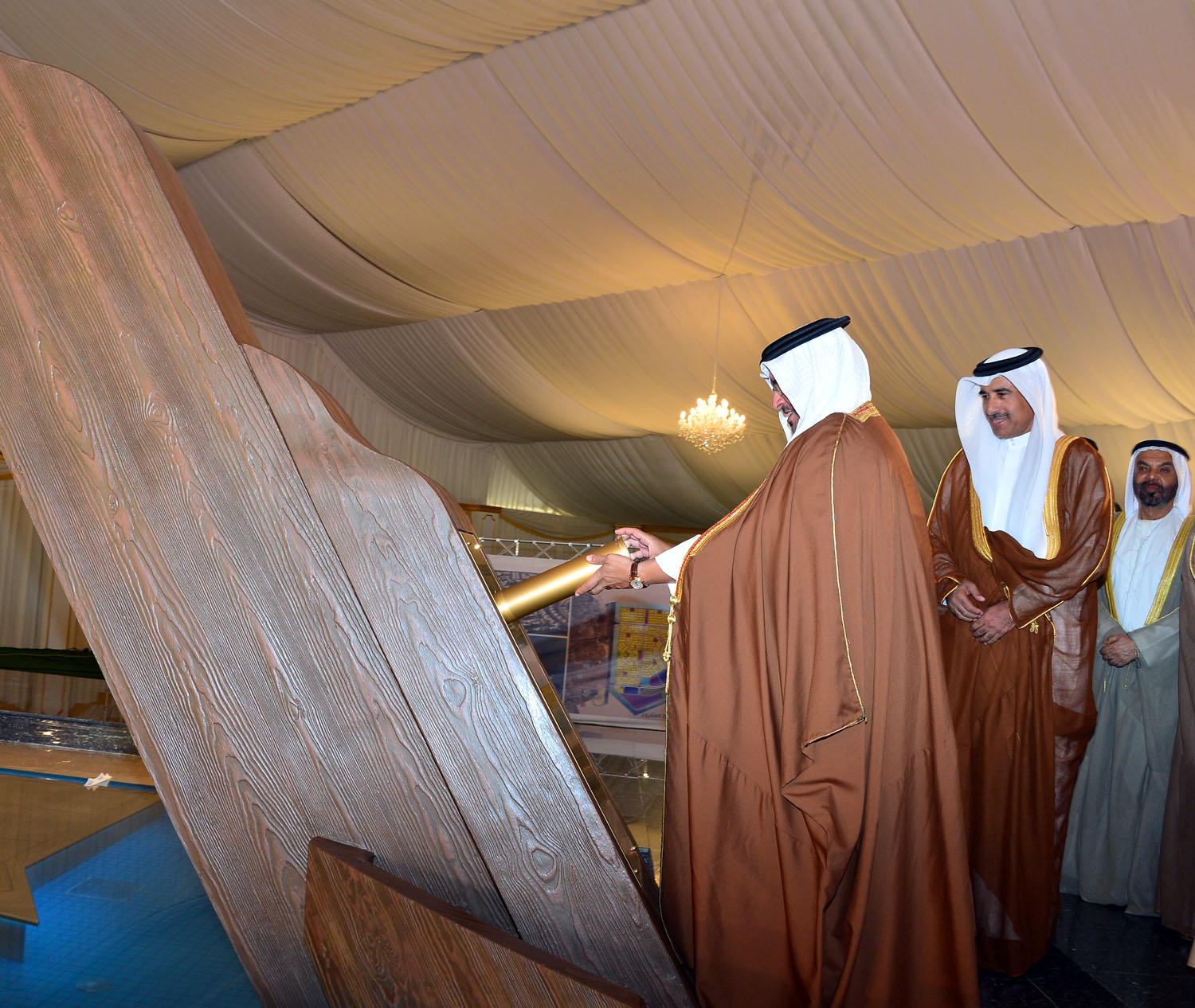 وضع حجر الأساس لمشروع مدينة سترة الإسكاني