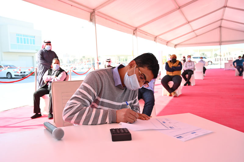 "الإسكان" تشرع في توزيع القسائم السكنية بـ "سترة"