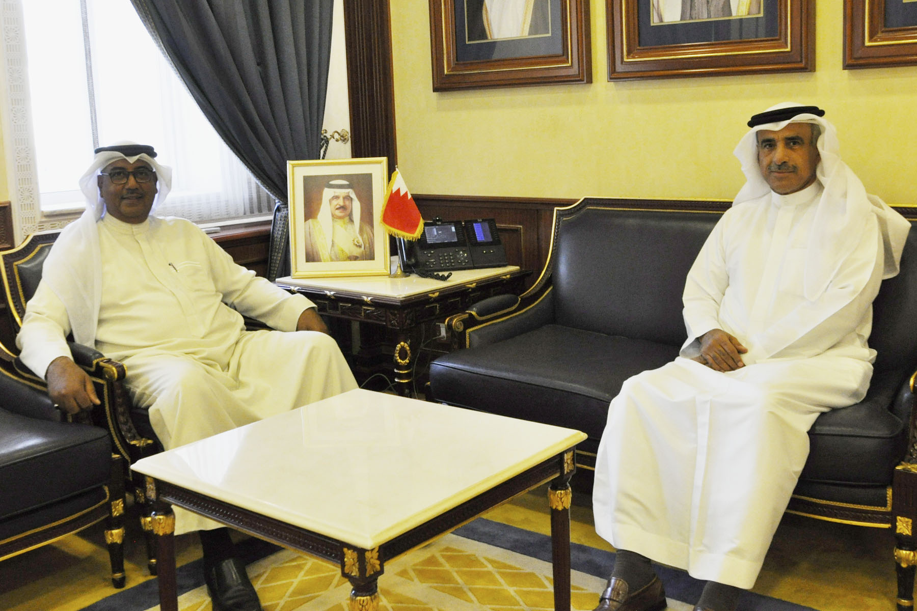 وزير الإسكان يستقبل النائب أحمد الدمستاني