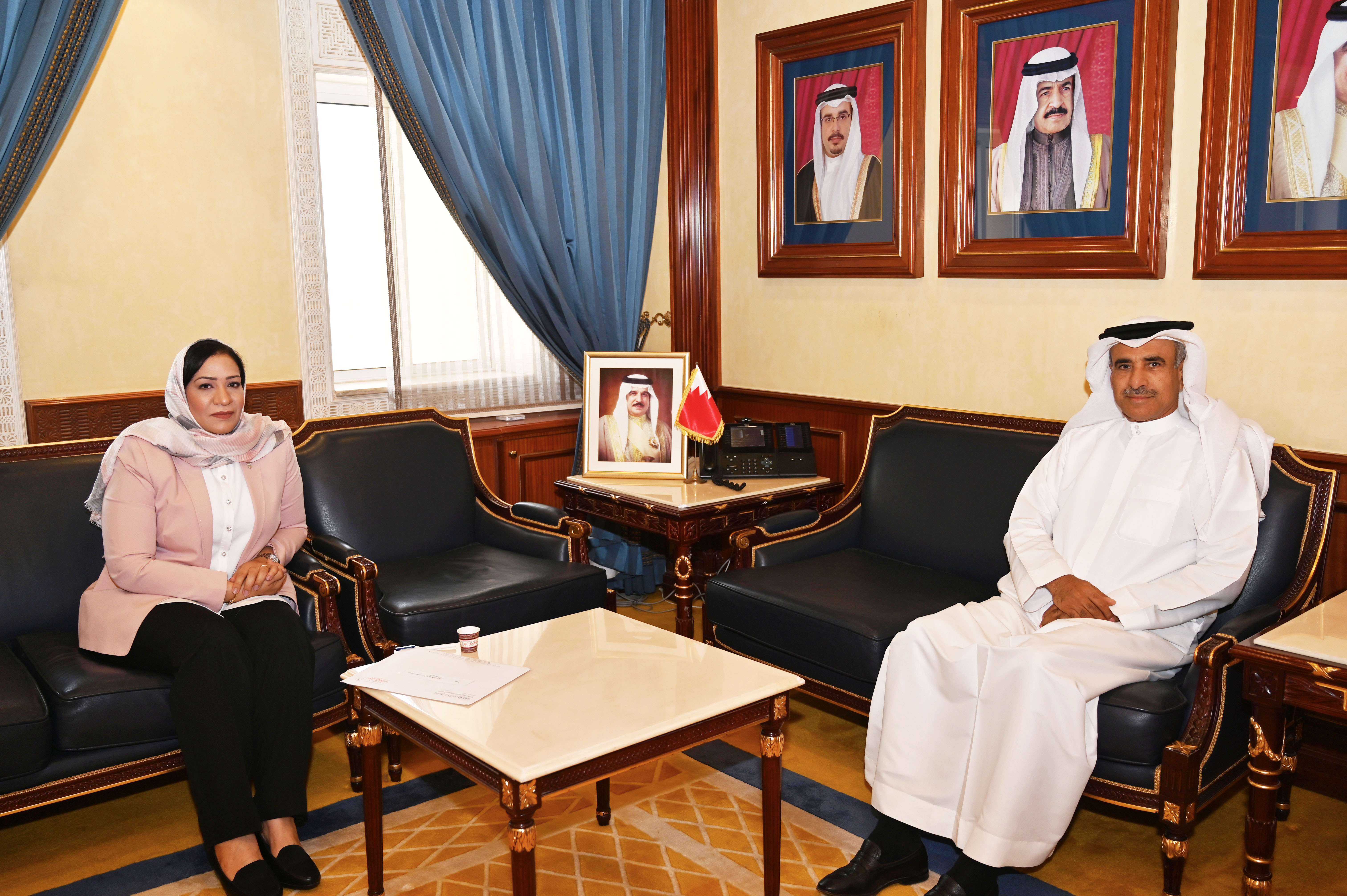 وزير الإسكان يستقبل النائب فاطمة القطري