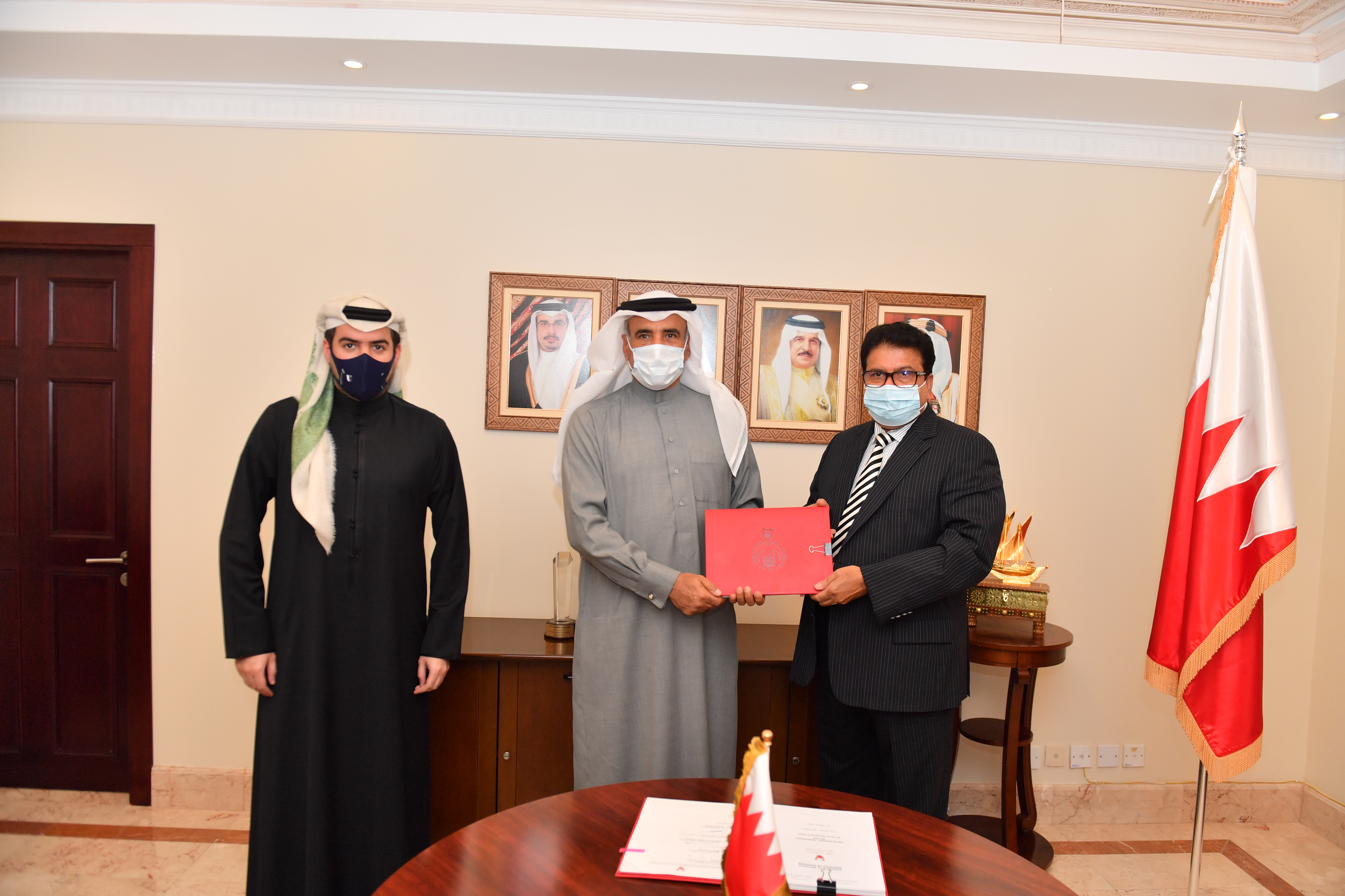 "الإسكان" تبرم أولى عقود تنفيذ برنامج تطوير حقوق الأراضي