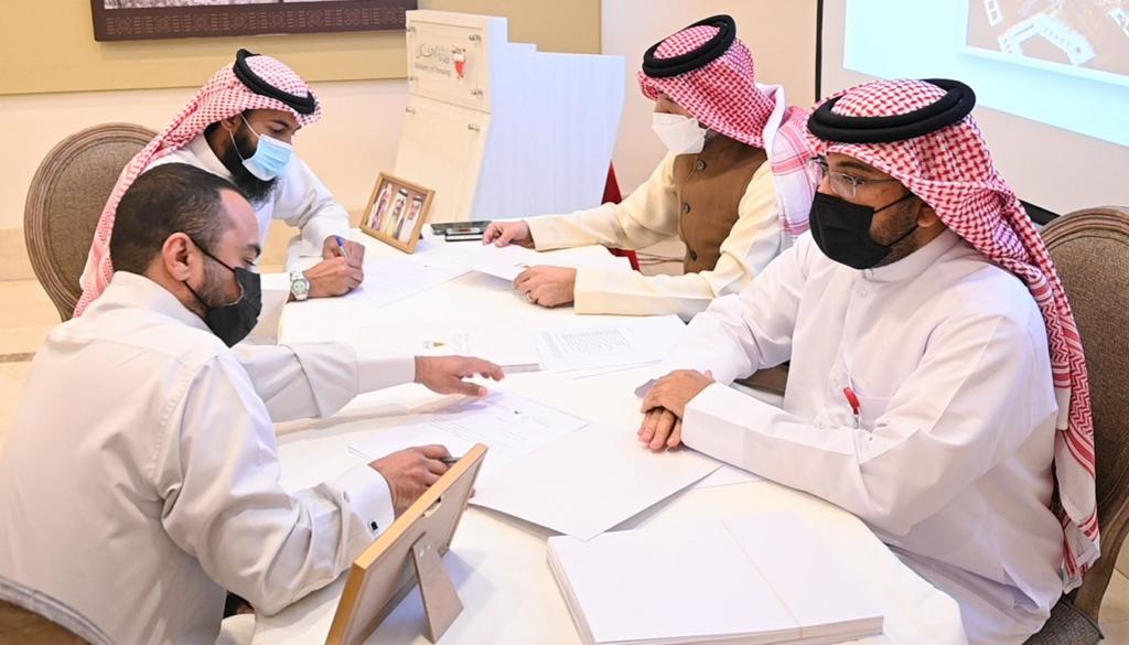 "الإسكان" توزع شهادات التخصيص بـمدينتي خليفة وشرق سترة وتسلّم مفاتيح مدينة سلمان ضمن خطط توزيع الوحدات السكنية على المنتفعين