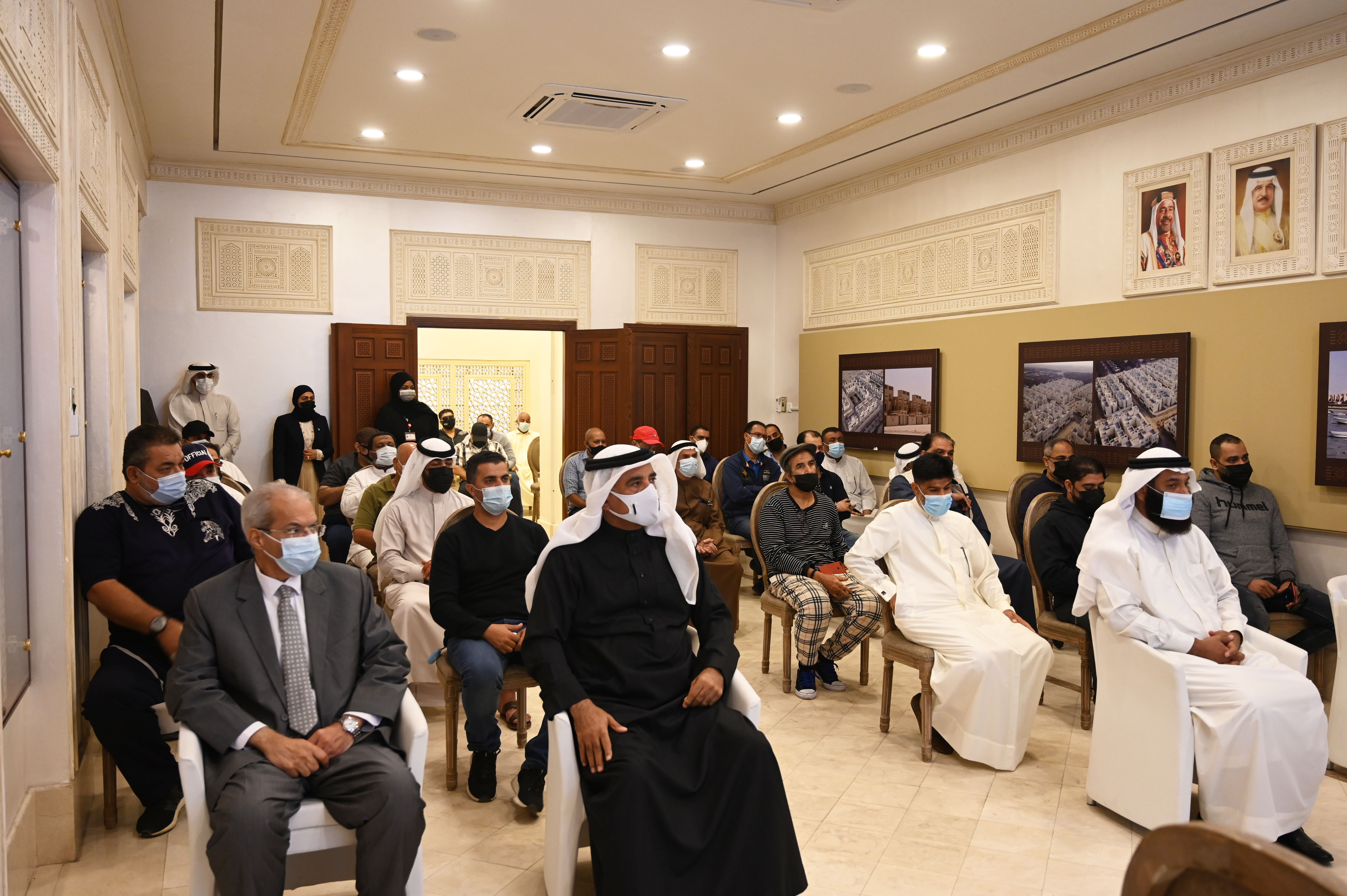 "الإسكان" تواصل توزيع شهادات التخصيص بـ"شرق سترة" وتسلّم مفاتيح "اللوزي"