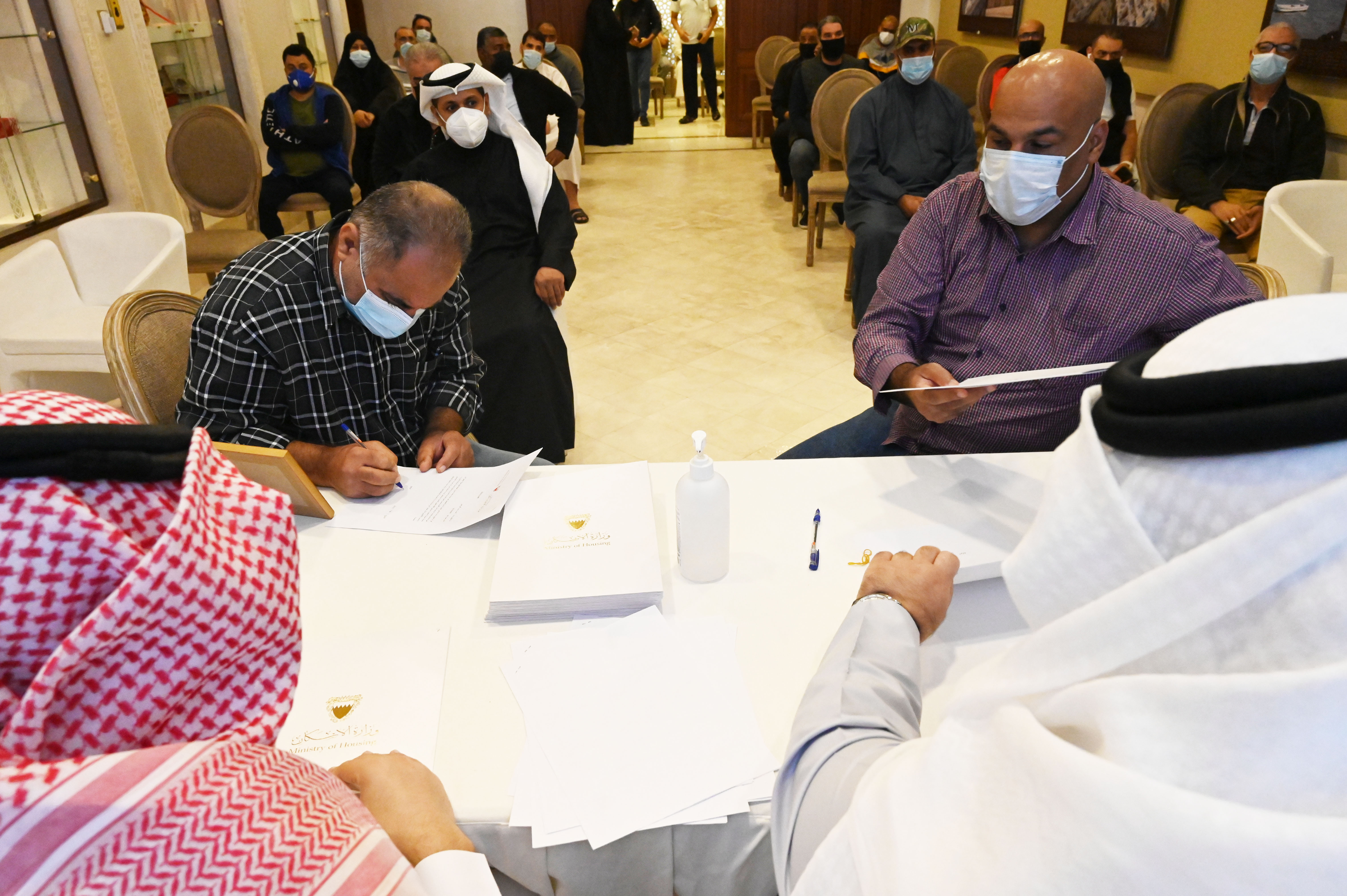 الإسكان تواصل توزيع 2000 وحدة سكنية إضافية في "شرق سترة" و"شرق الحد" وفق جدول زمني ينتهي خلال شهر فبراير المقبل