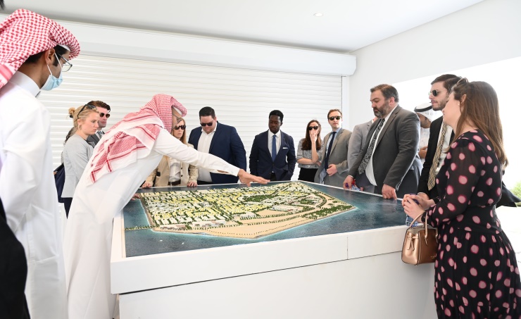 وفد من موظفي الكونجرس الأمريكي يزور مدينة شرق سترة الإسكاني ويشيد بمستوى الإنجاز