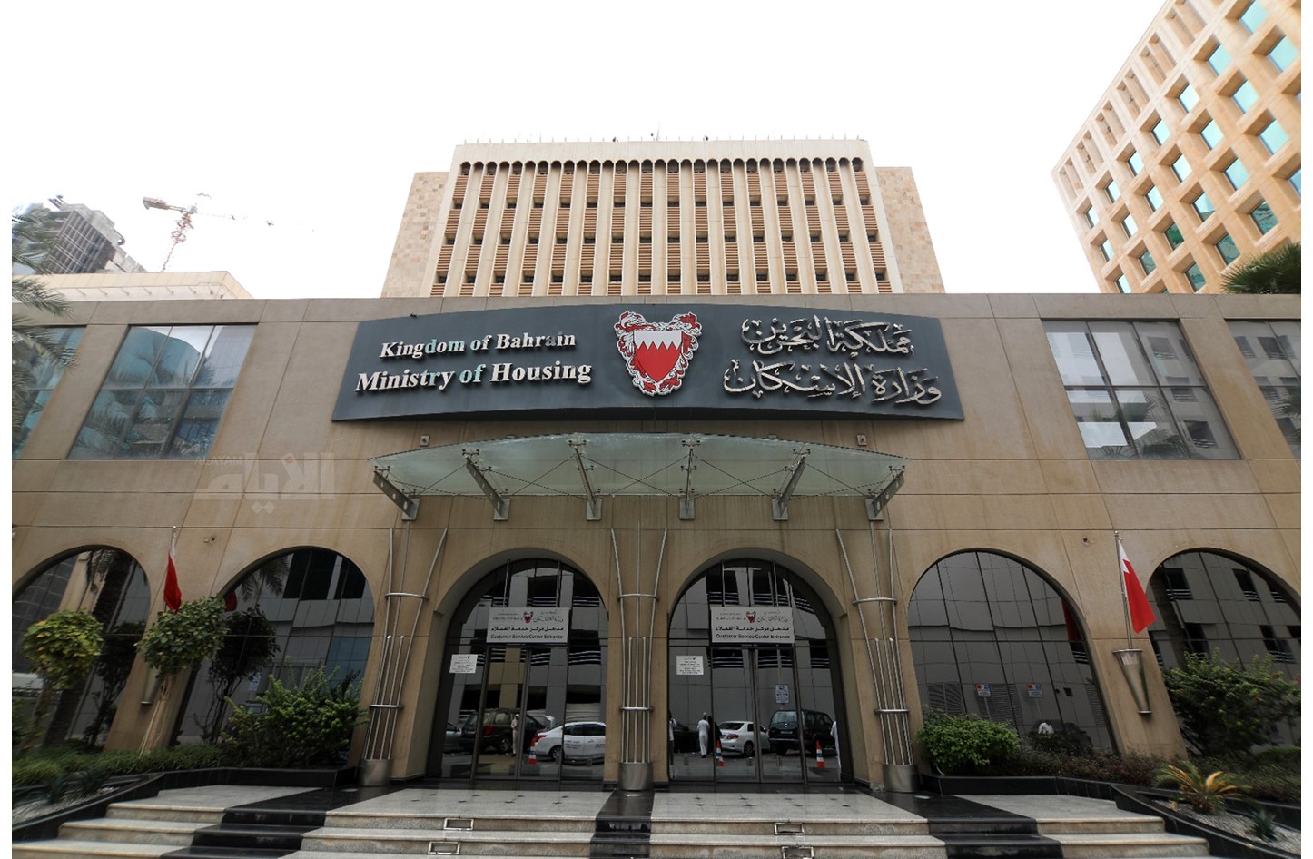 «الإسكان» تطمئن على قاطني الشقة المتأثرة في مجمع 815 بمدينة عيسى وتعرض تقديم المساعدة اللازمة لإخلاءها