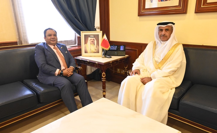 وزير الإسكان يستقبل السفير الماليزي