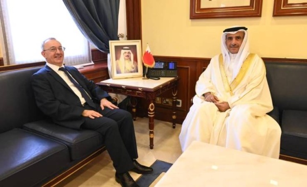وزير الإسكان يستقبل السفير الجزائري