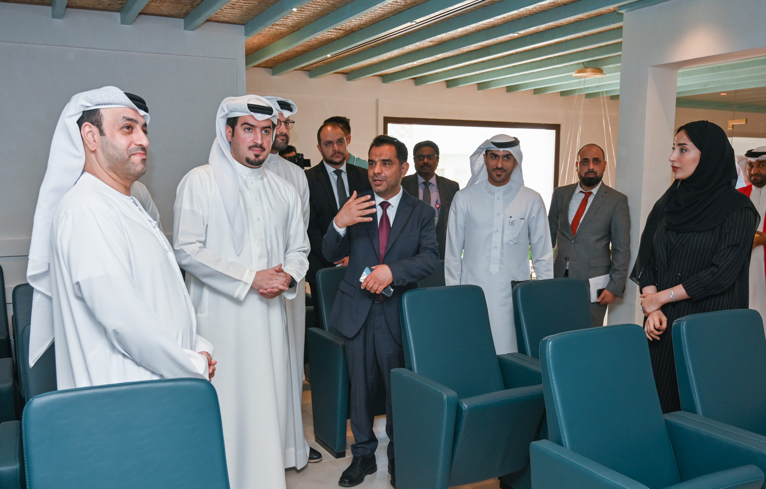 وفد من صندوق أبو ظبي للتنمية يزور عددًا من المشاريع الإسكانية والبنية التحتية بمدينة سلمان