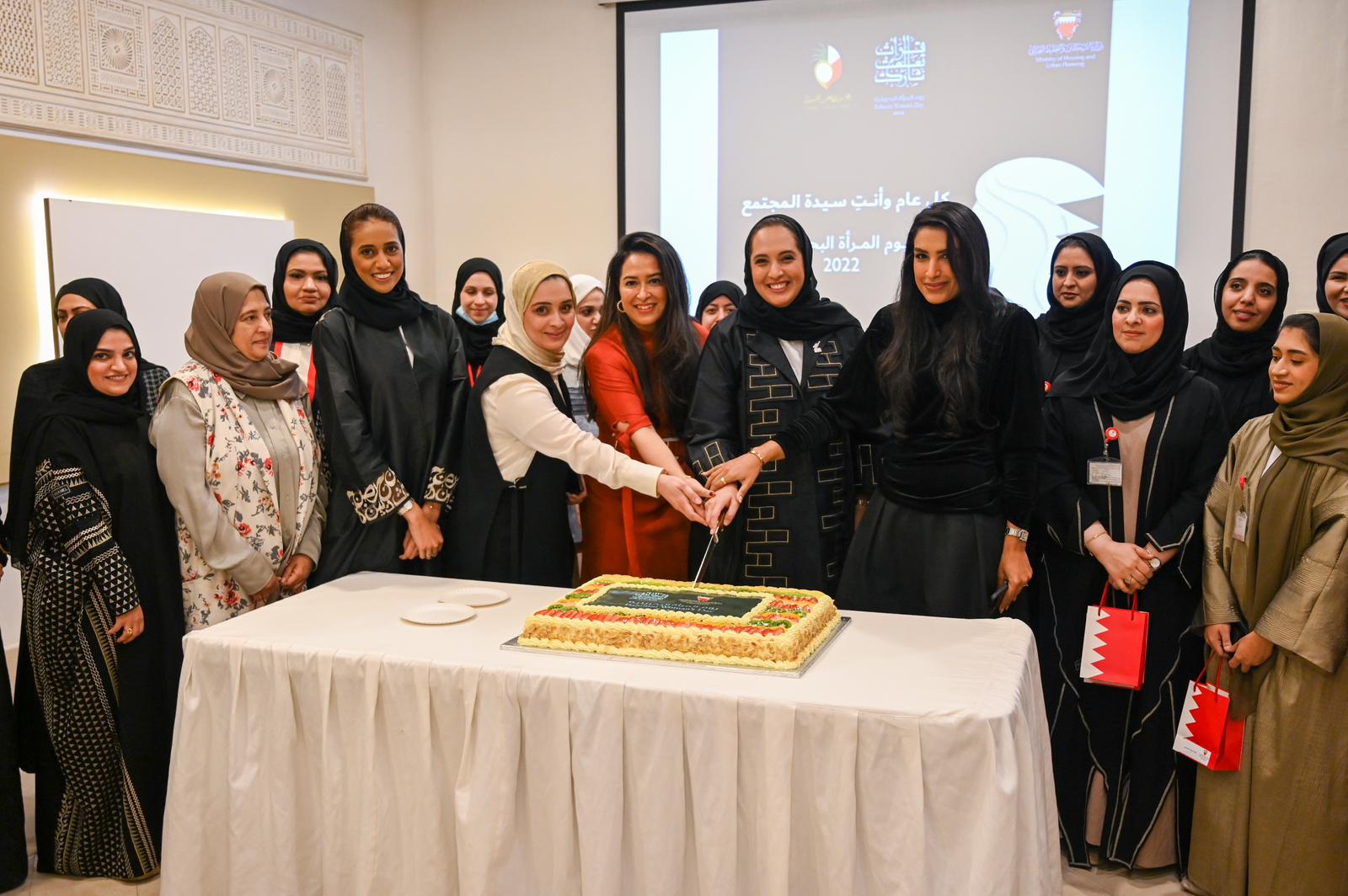 "الرميحي" تثمّن إسهامات المرأة البحرينية الفاعلة في مختلف مراحل بناء الوطن ونهضته