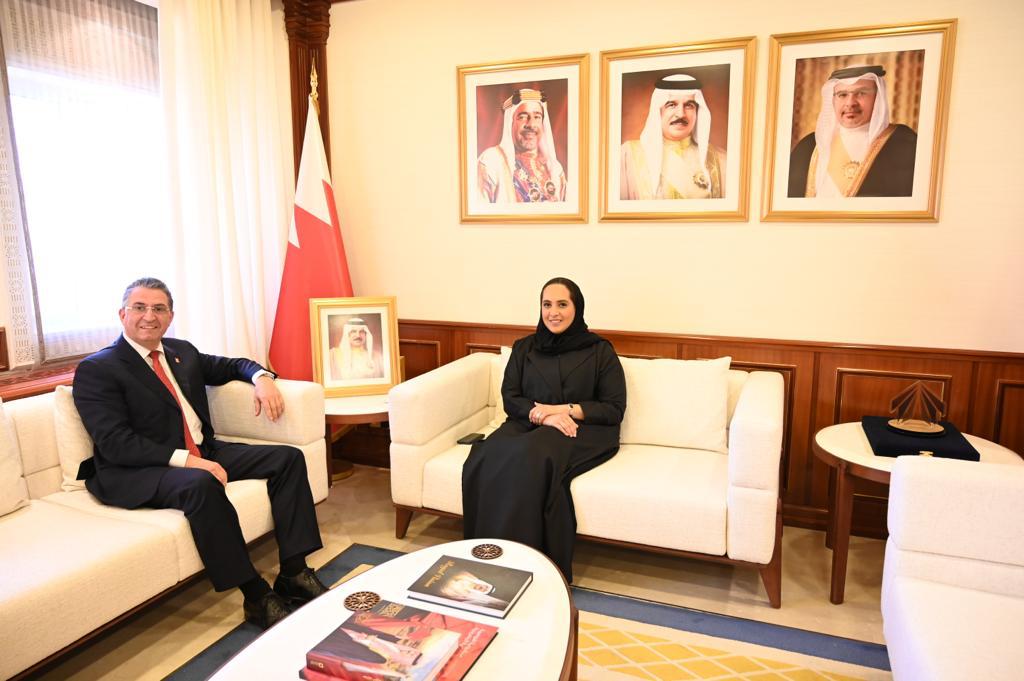 وزيرة الإسكان والتخطيط العمراني تستقبل القنصل العام السويسري لدى مملكة البحرين