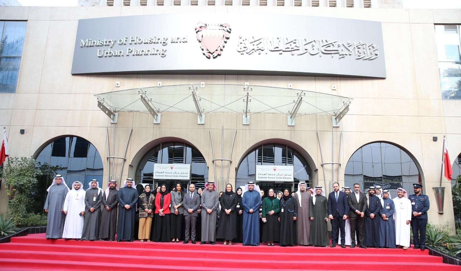 بحضور وزيرة الإسكان والتخطيط العمراني والرئيس التنفيذي لهيئة المعلومات والحكومة الالكترونية    وزارة الإسكان والتخطيط العمراني تتسلم الدرع الذهبي بمناسبة حصول مركز العملاء على تصنيف الفئة الذهبية 