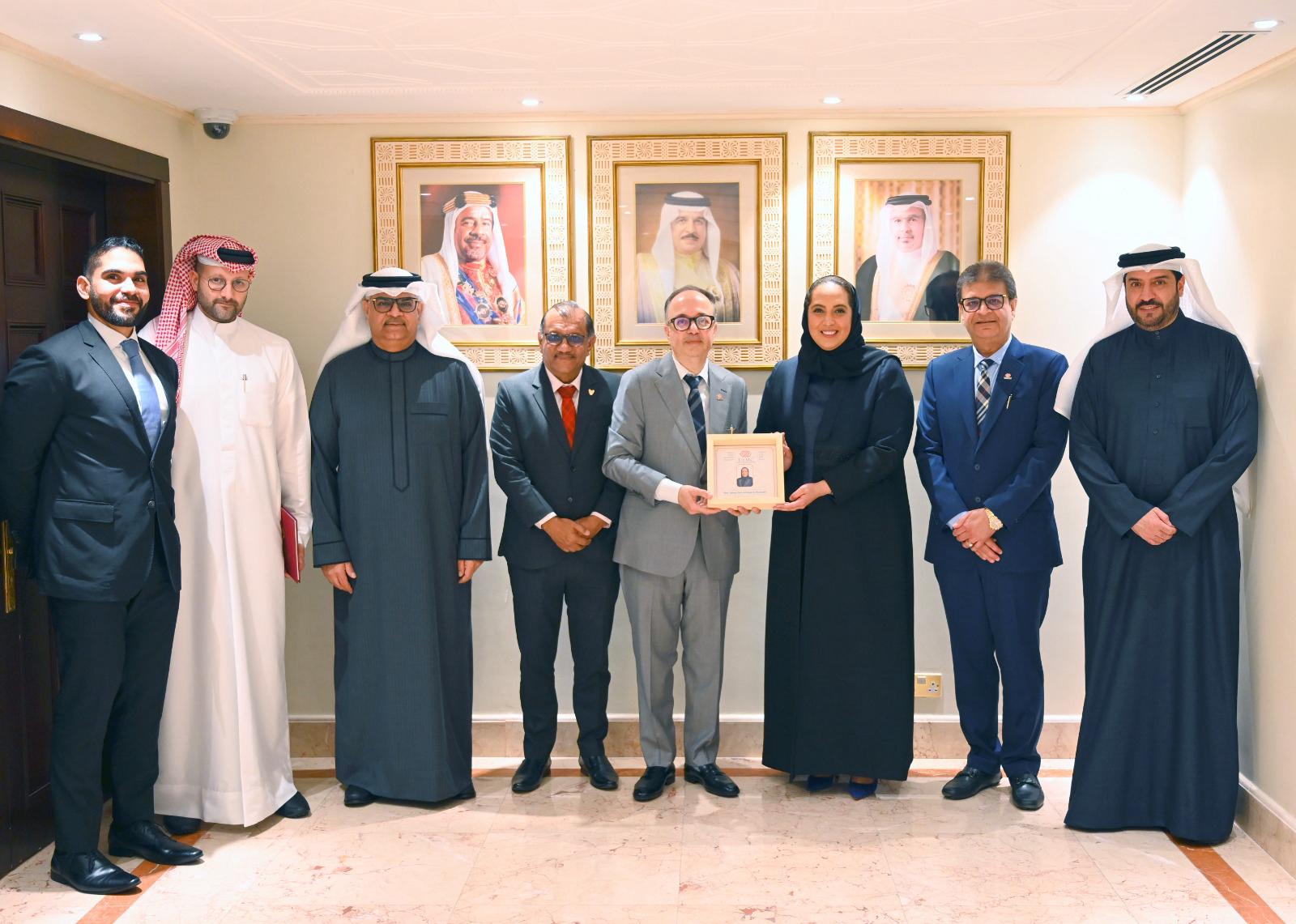 The Minister of Housing and Urban Planning receives the President and members of the Thatai Hindu Merchants Association