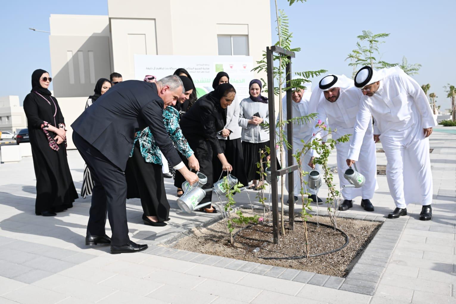 منح مستفيدي الوحدات السكنية شتلات زراعية للتشجيع على الزراعة بالمنازل. .. وزارة الإسكان والتخطيط العمراني تطلق مبادرة تشجير مدينة شرق سترة بالتعاون مع المبادرة الوطنية "دمتِ خضراء"