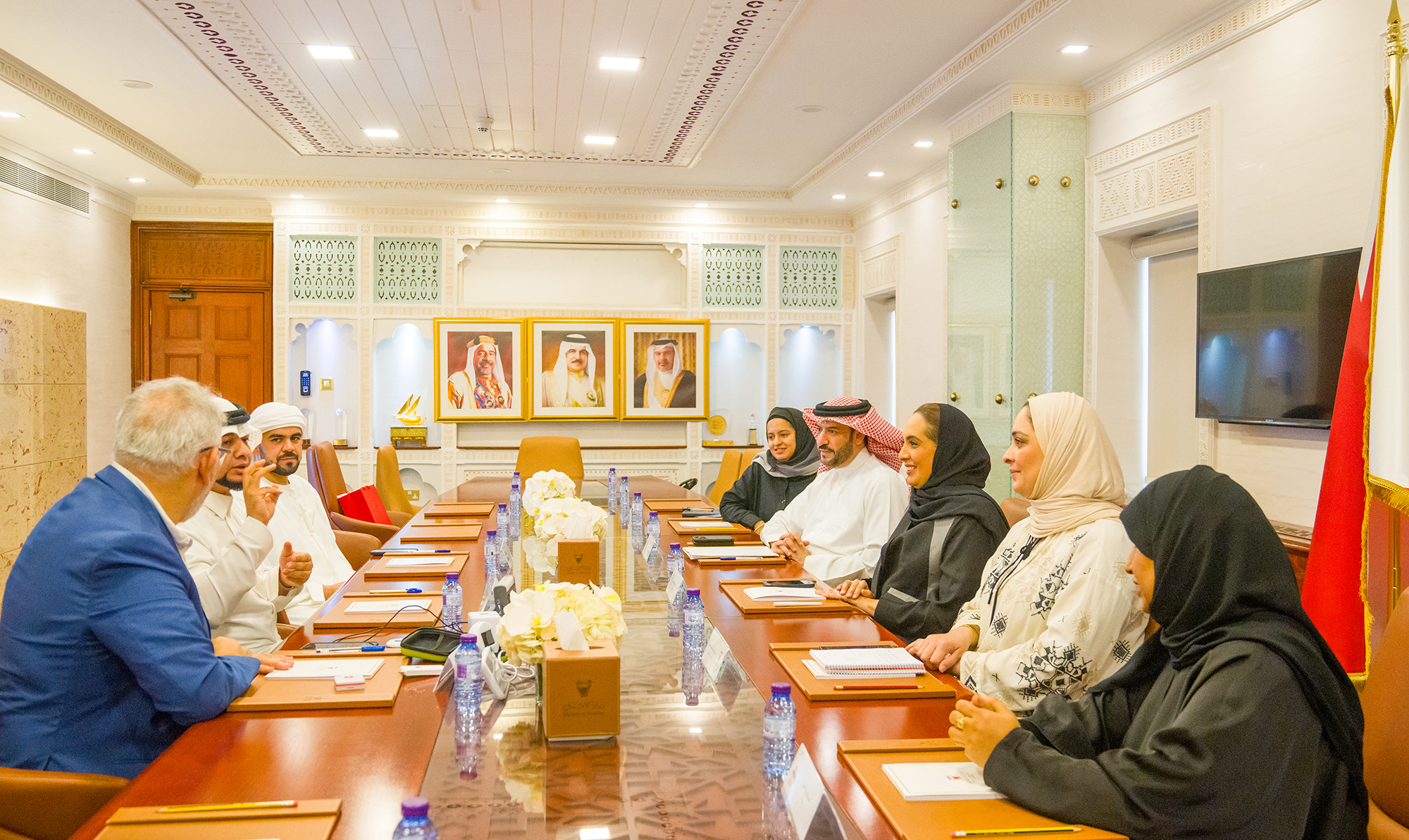 وزارة الإسكان والتخطيط العمراني تبحث سبل التعاون مع جمعية الصم البحرينية 