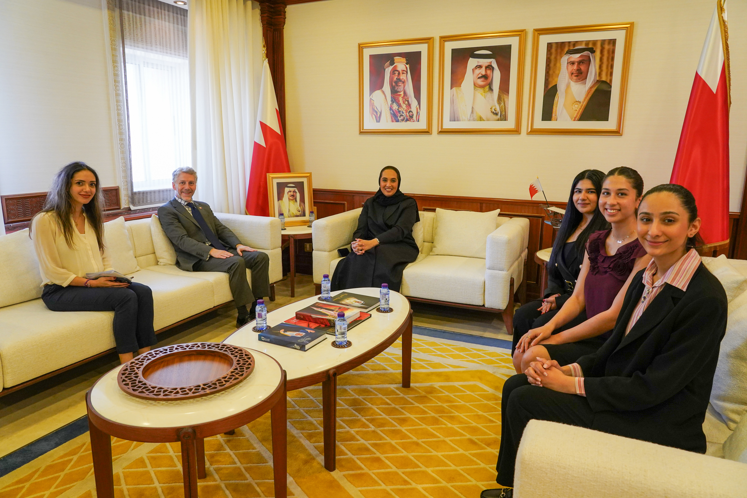 ثمنت فكرة مسابقة "سفيرة ليوم واحد"   وزيرة الإسكان والتخطيط العمراني تستقبل سفير المملكة المتحدة لدى مملكة البحرين    