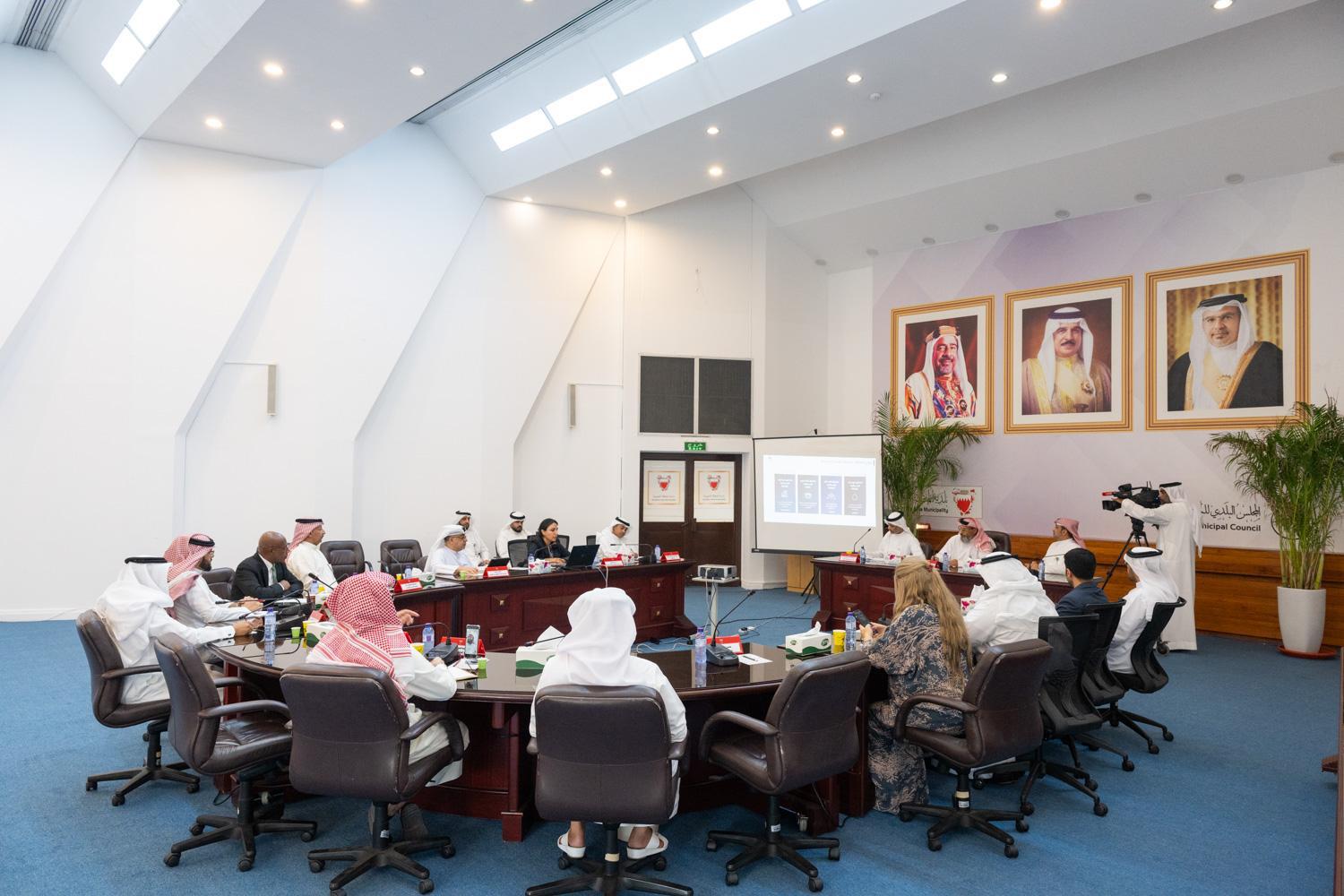 في إطار البرنامج التعريفي بمضامين القرار لأعضاء المجالس البلدية وزارة الإسكان والتخطيط العمراني تستعرض تعديلات الاشتراطات التنظيمية في المناطق الإسكانية بالمحرق والجنوبية