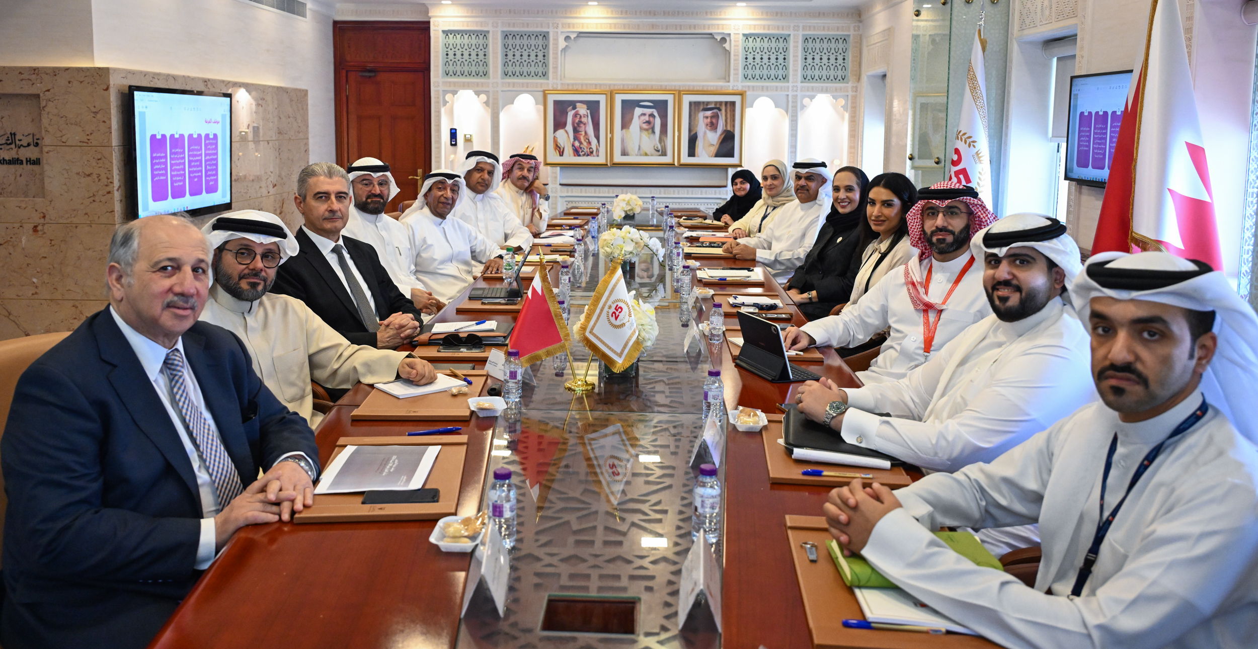 وزارة الإسكان والتخطيط العمراني وغرفة تجارة وصناعة البحرين يبحثان مستجدات تعزيز التعاون في مجالات "السكن الاجتماعي" و"التخطيط العمراني"