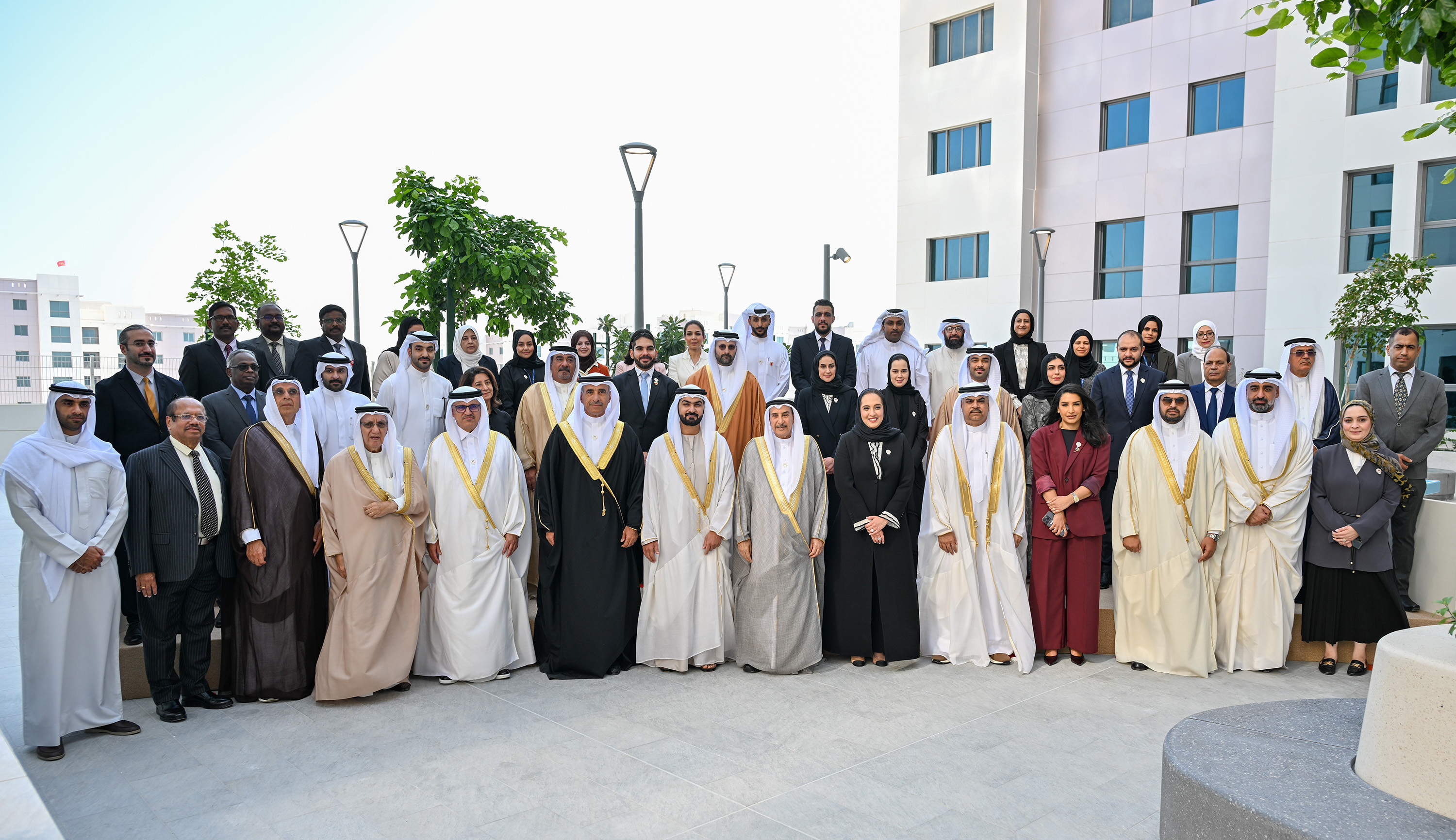 يوفر 1362 شقة سكنية وفق النموذج المطور للجيل الجديد من العمارات بقيمة 132 مليون دينار.. الشيخ خالد بن عبد الله آل خليفة يفتتح مشروع العمارات الإسكانية بمدينة سلمان