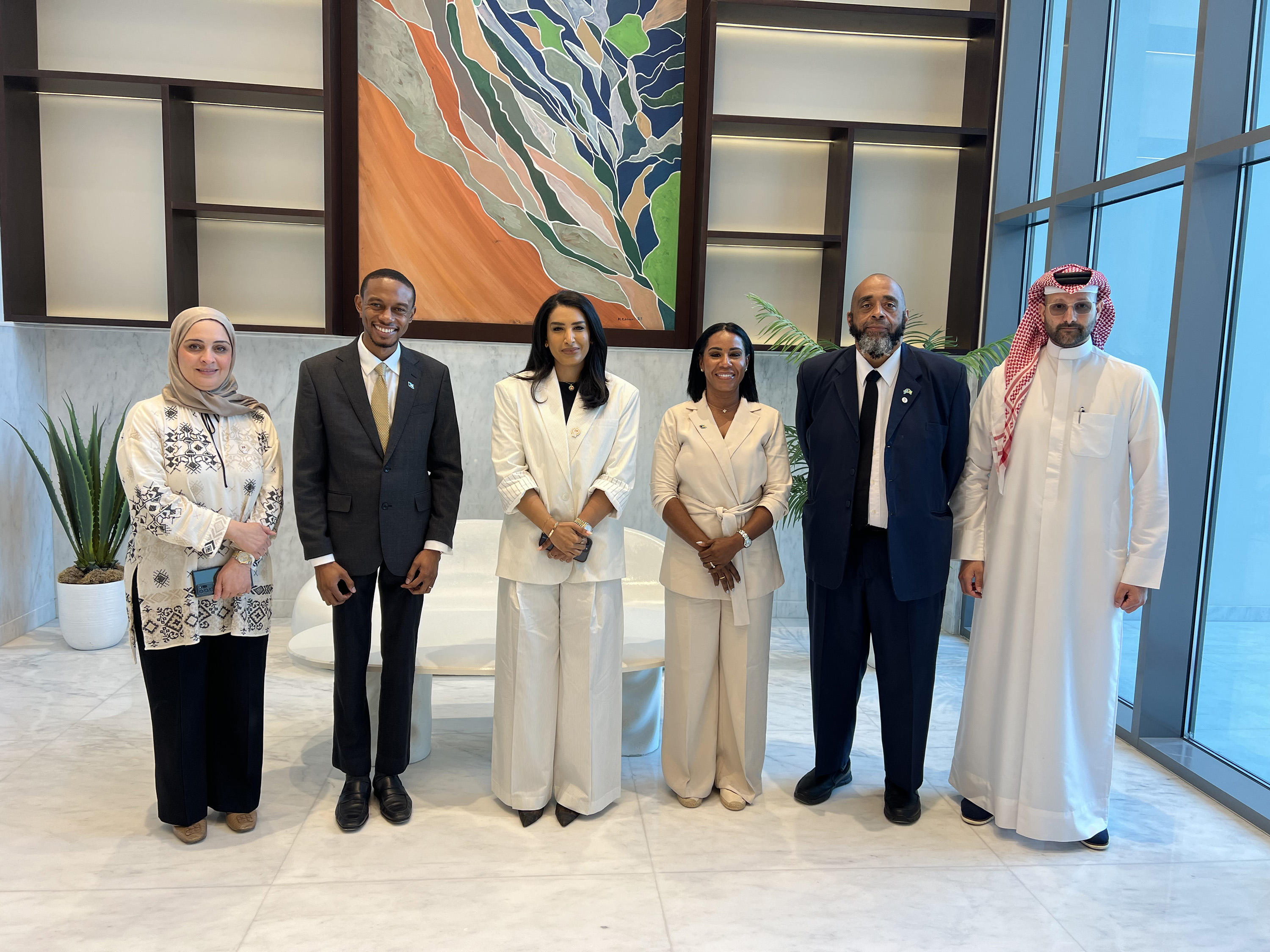 سفير جزر الباهاما يطلع على المشاريع الإسكانية بمدينة سلمان