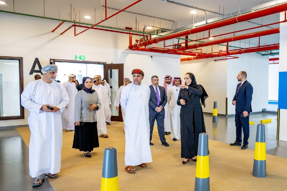 خلال زيارة ميدانية لمدينة سلمان بحضور وزيري البلديات والكهرباء وزيرة الإسكان والتخطيط العمراني تستعرض المسيرة الإسكانية والمشاريع المطورة مع وزير الإسكان العماني