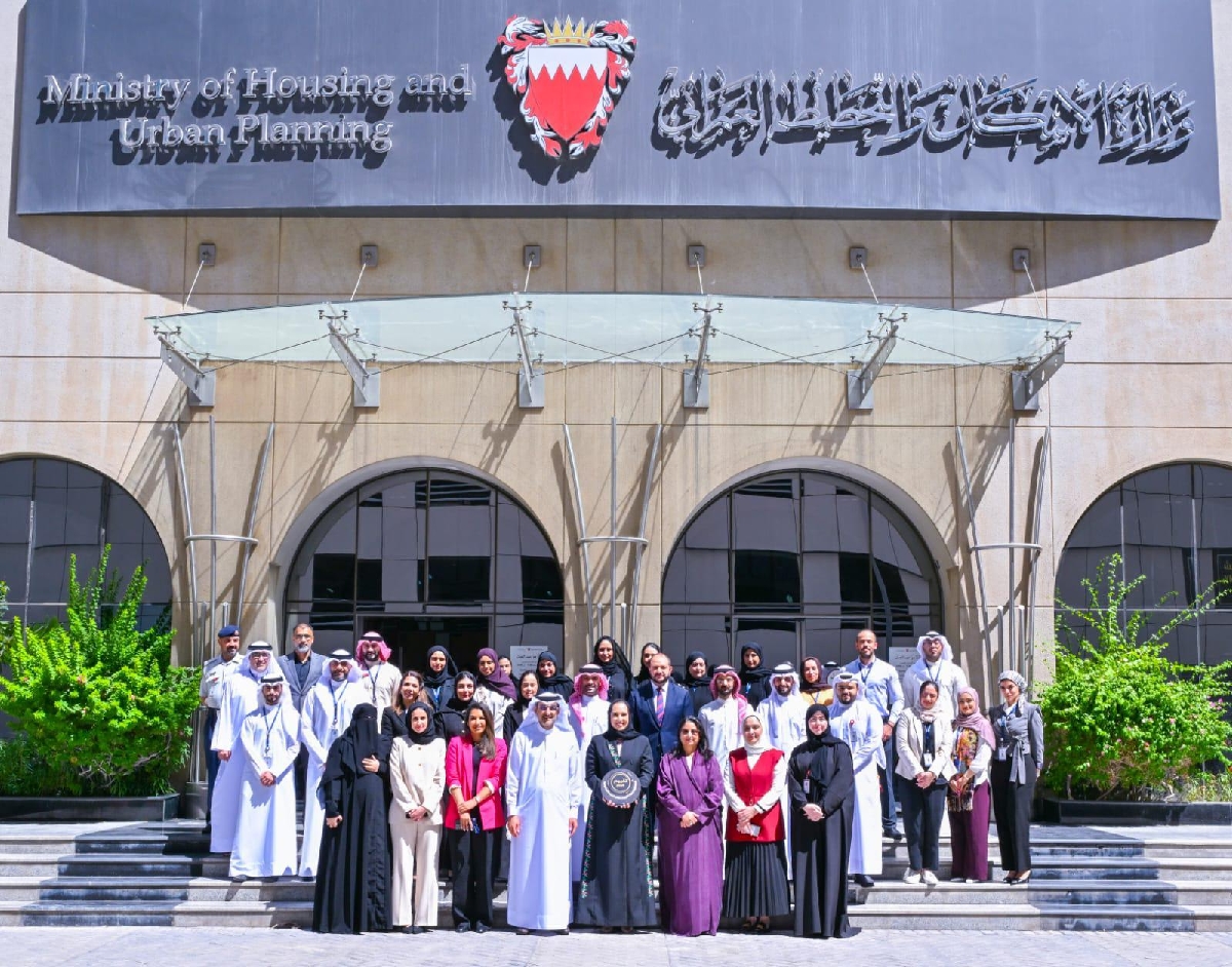وزارة الإسكان والتخطيط العمراني تتسلم الدرع البلاتيني لحصول مركز خدمة العملاء عن بُعد على تصنيف الفئة البلاتينية ضمن برنامج 