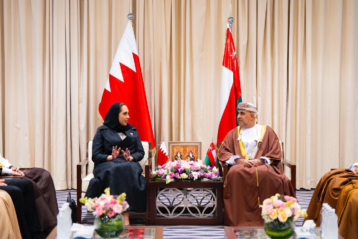 على هامش مشاركتها في مؤتمر ومعرض العمران والبيت والبناء بمسقط وزيرة الإسكان والتخطيط العمراني تبحث مع نظيرها العُماني تعزيز التعاون وتبادل الخبرات