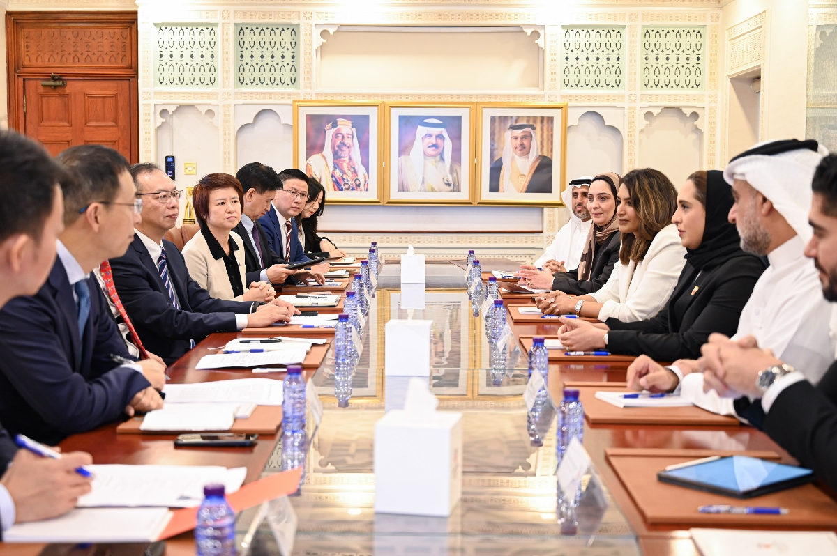 وزيرة الإسكان والتخطيط العمراني تجتمع بشركتي CMEC وسينيشور الصينيتين 