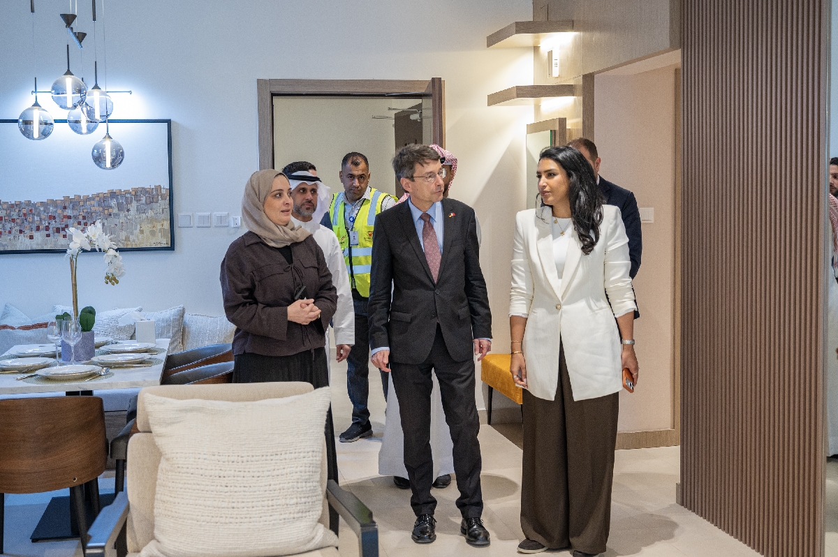 سفير جمهورية ألمانيا الاتحادية لدى مملكة البحرين يطلع ميدانياً على المشاريع الإسكانية بمدينة سلمان