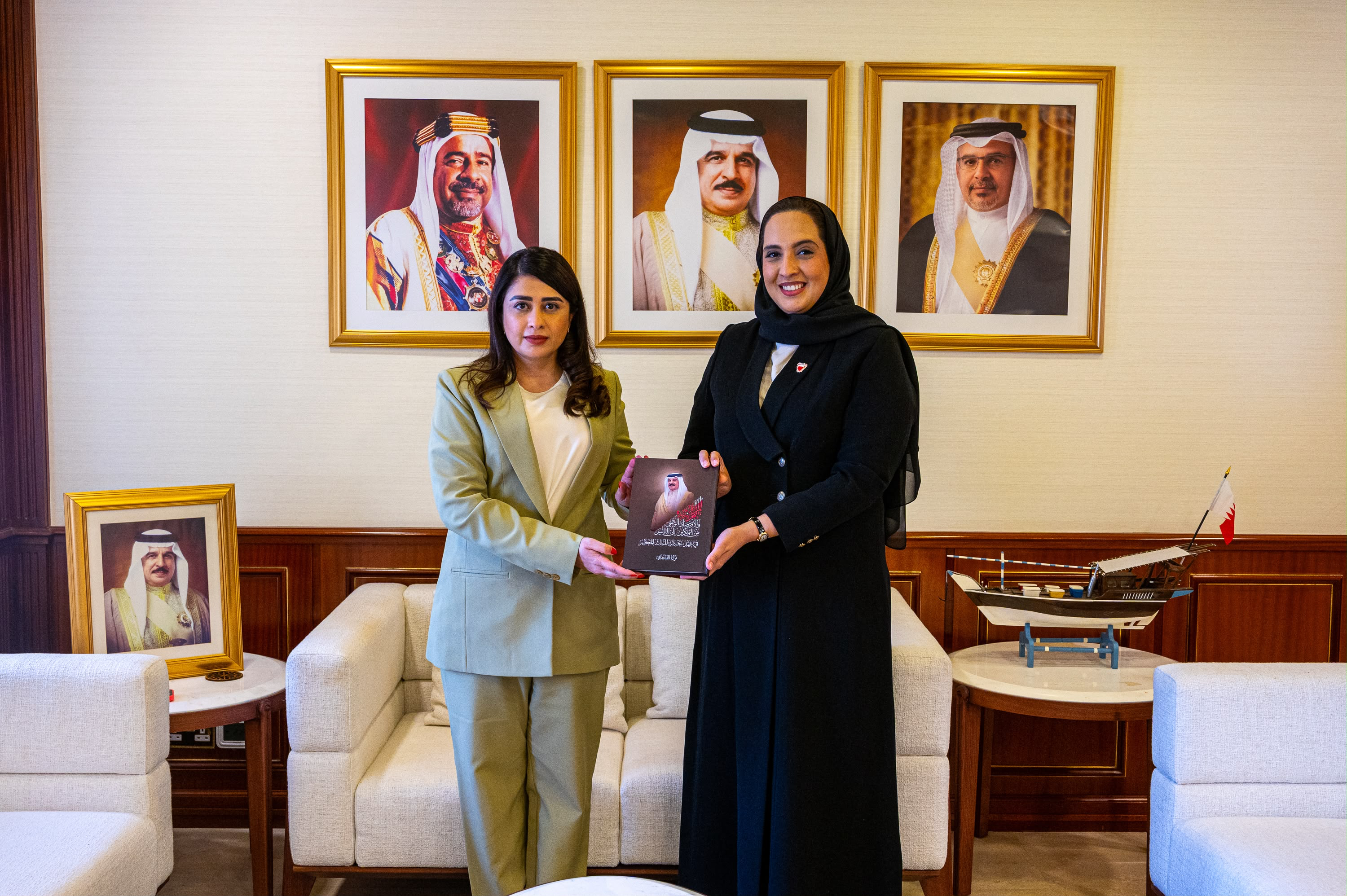 وزيرة الإسكان والتخطيط العمراني تستقبل الكاتبة نورة الفيحاني وتتسلم نسخة من كتابها حول المرأة البحرينية والاقتصاد الوطني