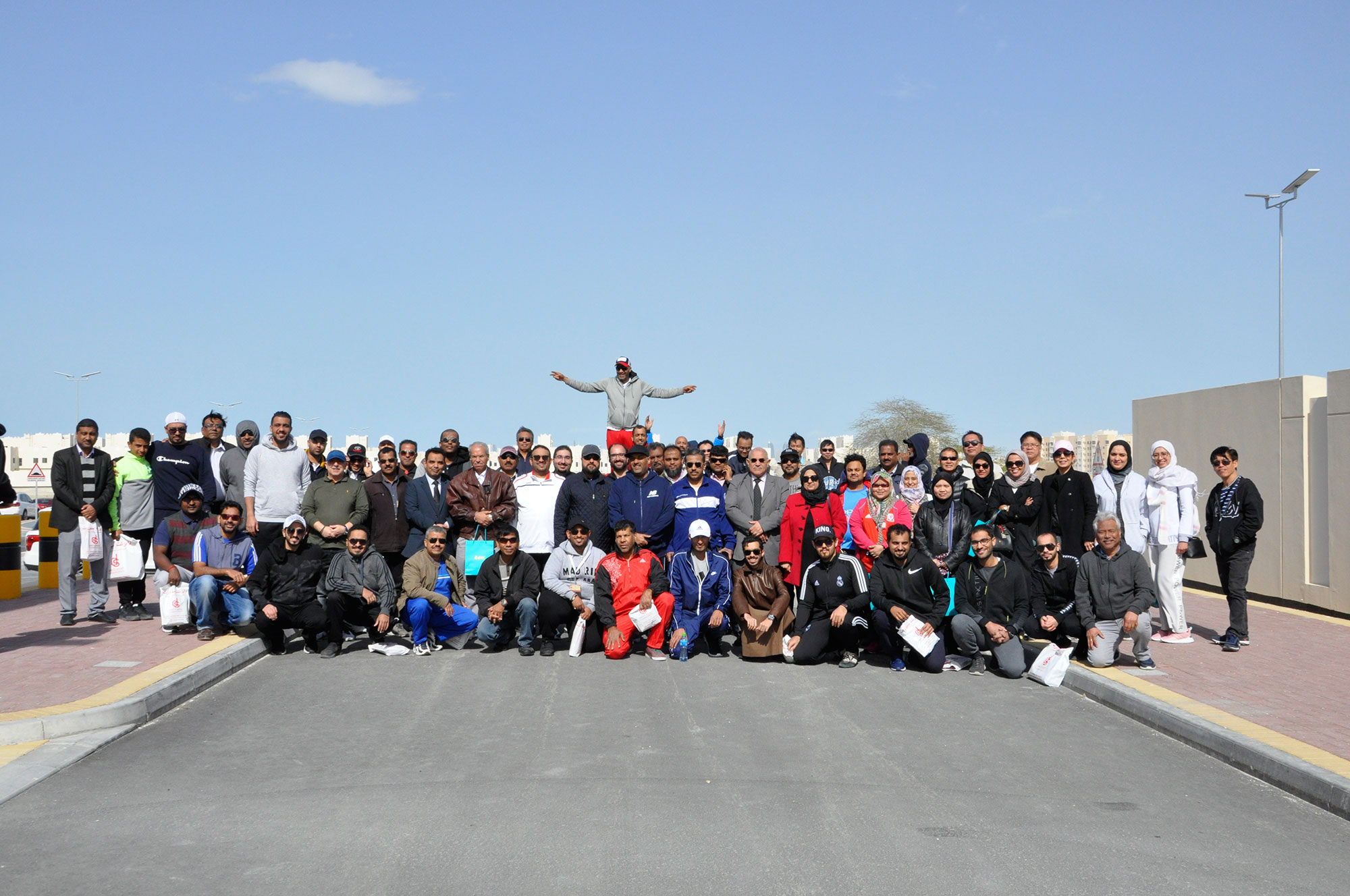 احتفاء وزارة الإسكان بيوم البحرين الرياضي في موقع مشروع ضاحية الرملي الإسكاني