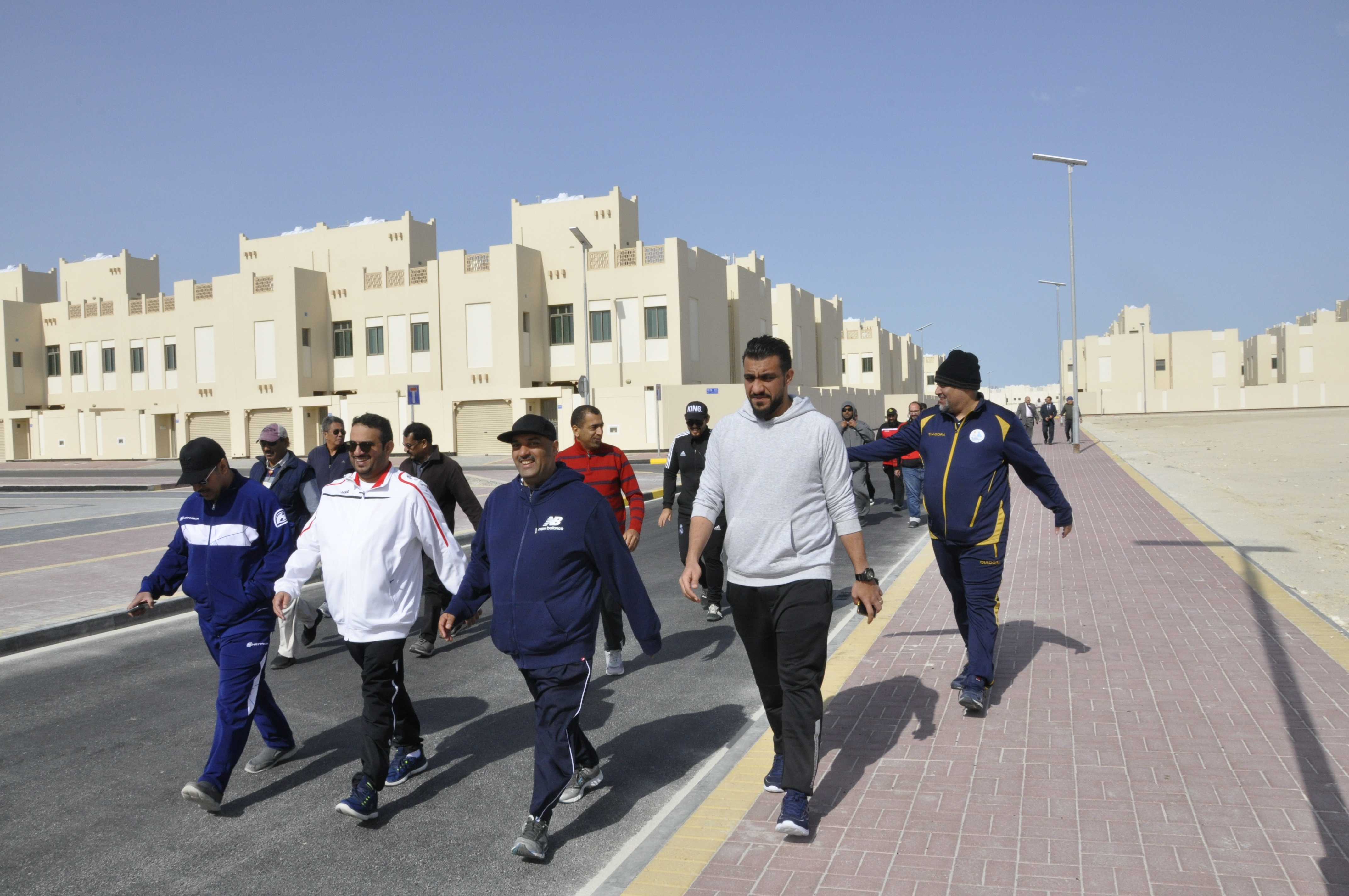 ? احتفاء وزارة الإسكان بيوم البحرين الرياضي في موقع مشروع ضاحية الرملي الإسكاني