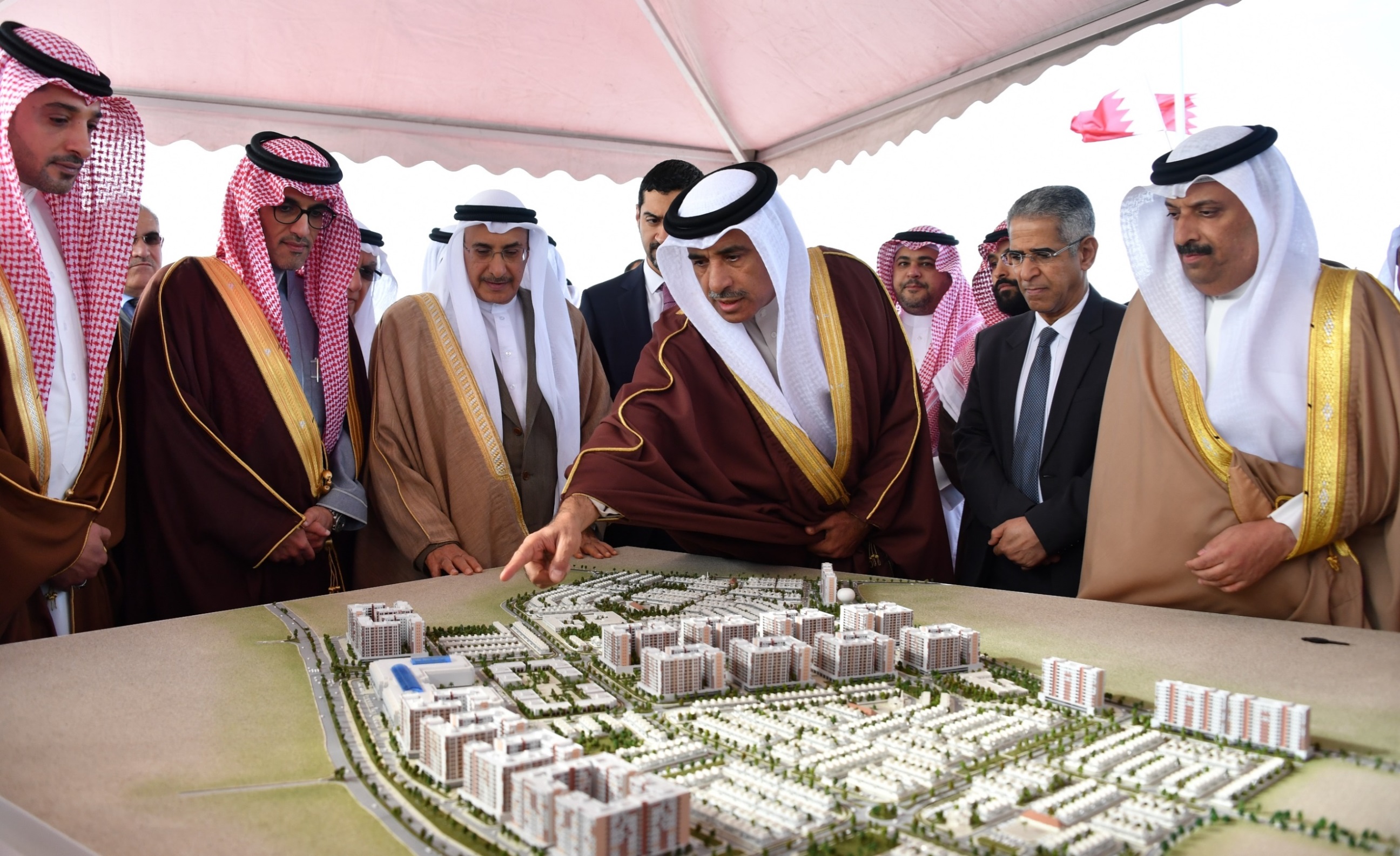 ? معالي الشيخ خالد بن عبد الله يدشن المرحلة الأولى من مشروع ضاحية الرملي