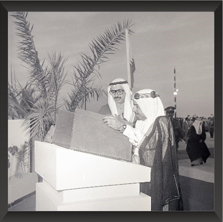 المغفور له بإذن الله تعالى الأمير عيسى بن سلمان آل خليفة طيب الله ثراه خلال رعايته لحفل وصع حجر الأساس لمشروع دمستان الإسكاني ديسمبر 1976م? ذاكرة إسكانية