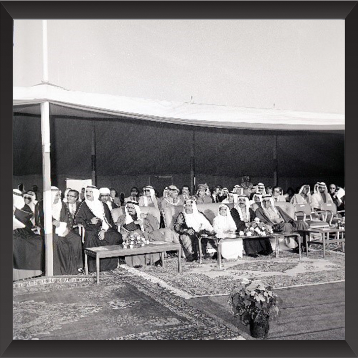 المغفور له بإذن الله تعالى الأمير عيسى بن سلمان آل خليفة طيب الله ثراه خلال رعايته لحفل وصع حجر الأساس لمشروع دمستان الإسكاني ديسمبر 1976م? ذاكرة إسكانية