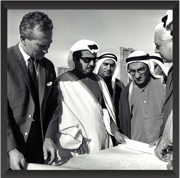 صاحب السمو الملكي الأمير خليفة بن سلمان آل خليفة رئيس الوزراء الموقر حفظه الله ورعاه لدى تفقده تنفيذ مشاريع مدينة عيسى عام 1965م? ذاكرة إسكانية