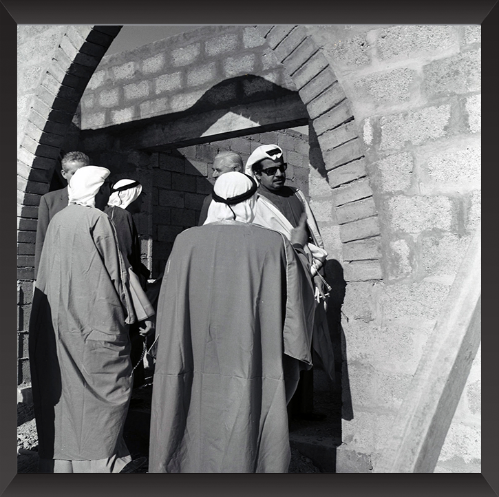 صاحب السمو الملكي الأمير خليفة بن سلمان آل خليفة رئيس الوزراء الموقر حفظه الله ورعاه لدى تفقده تنفيذ مشاريع مدينة عيسى عام 1965م? ذاكرة إسكانية
