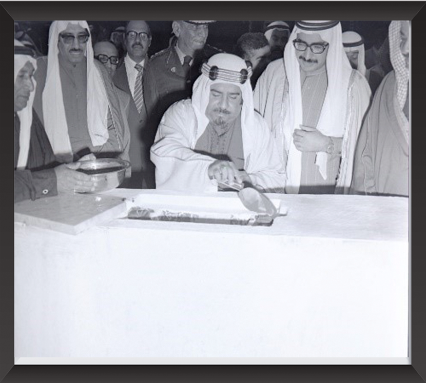 ‎المغفور له بإذن الله تعالى الأمير عيسى بن سلمان آل خليفة طيب الله ثراه خلال تفضلة برعاية وضع حجر أساس لمشروع عراد الإسكاني ديسمبر 1975م? ذاكرة إسكانية