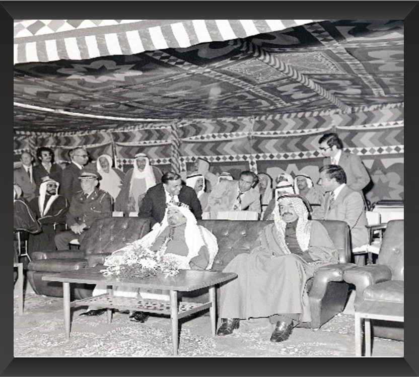 ‎المغفور له بإذن الله تعالى الأمير عيسى بن سلمان آل خليفة طيب الله ثراه خلال تفضلة برعاية وضع حجر أساس لمشروع عراد الإسكاني ديسمبر 1975م? ذاكرة إسكانية