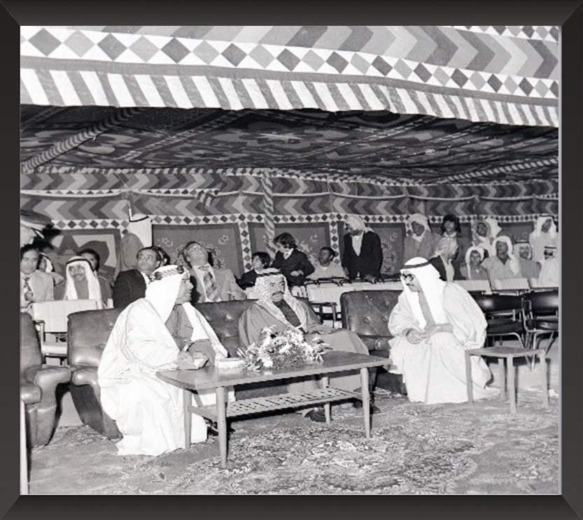 ‎المغفور له بإذن الله تعالى الأمير عيسى بن سلمان آل خليفة طيب الله ثراه خلال تفضلة برعاية وضع حجر أساس لمشروع عراد الإسكاني ديسمبر 1975م? ذاكرة إسكانية