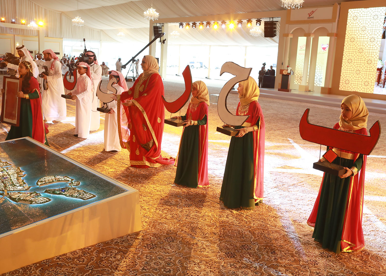 ? جلالة الملك حمد بن عيسى آل خليفة يرعى افتتاح مدينة سلمان