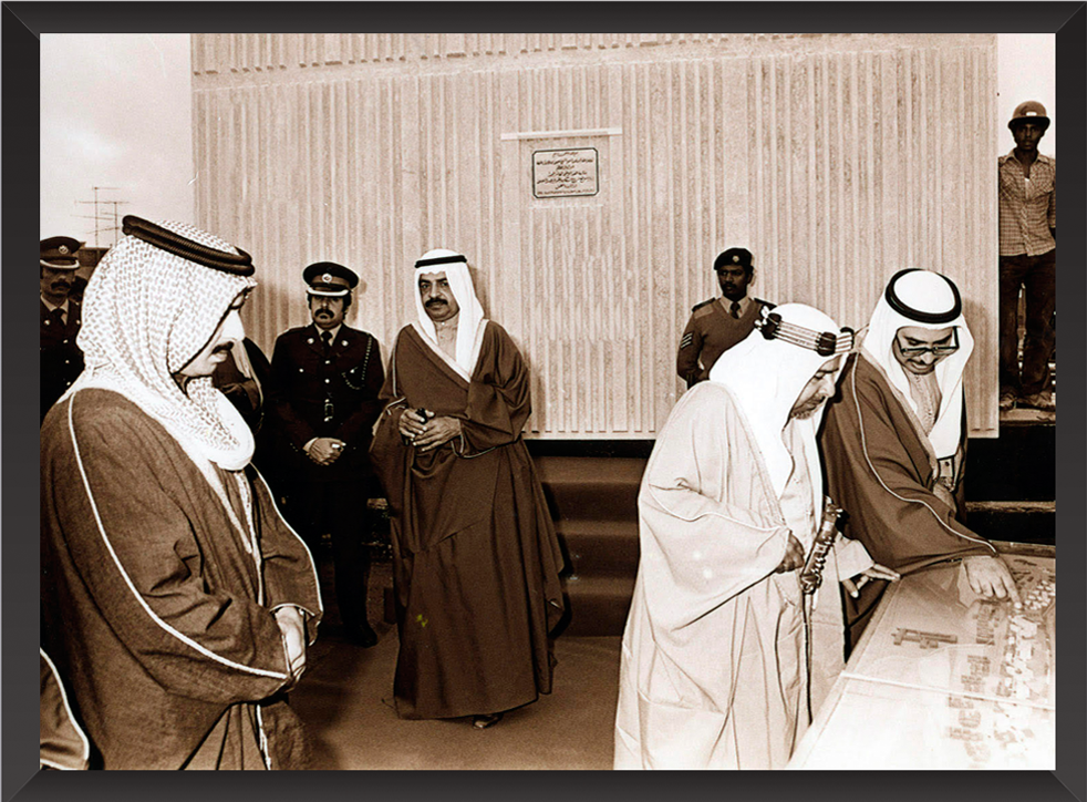 المغفور له بإذن الله تعالى الأمير عيسى بن سلمان آل خليفه طيب الله ثراه و جلالة الملك المفدى حمد بن عيسى آل خليفه حفظه الله ورعاه و صاحب السمو الملكي الأمير خليفه بن سلمان آل خليفه رئيس الوزراء الموقر حفظه الله ورعاه خلال افتتاح معرض وزارة الإسكان في السبعينات.? ذاكرة إسكانية