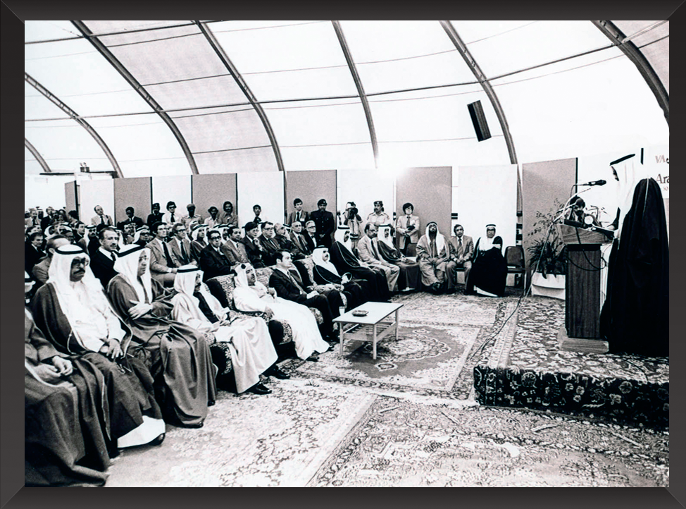 المغفور له بإذن الله تعالى الأمير عيسى بن سلمان آل خليفه طيب الله ثراه و جلالة الملك المفدى حمد بن عيسى آل خليفه حفظه الله ورعاه و صاحب السمو الملكي الأمير خليفه بن سلمان آل خليفه رئيس الوزراء الموقر حفظه الله ورعاه خلال افتتاح معرض وزارة الإسكان في السبعينات.? ذاكرة إسكانية