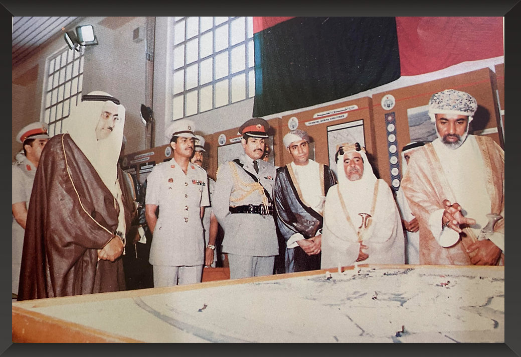 المغفور له بإذن الله تعالى الشيخ عيسى بن سلمان آل خليفة امير دولة البحرين طيب الله ثراه وصاحب الجلالة السلطان قابوس بن سعيد سلطان عُمان رحمه الله خلال زيارة لمدينة حمد 1985? ذاكرة إسكانية