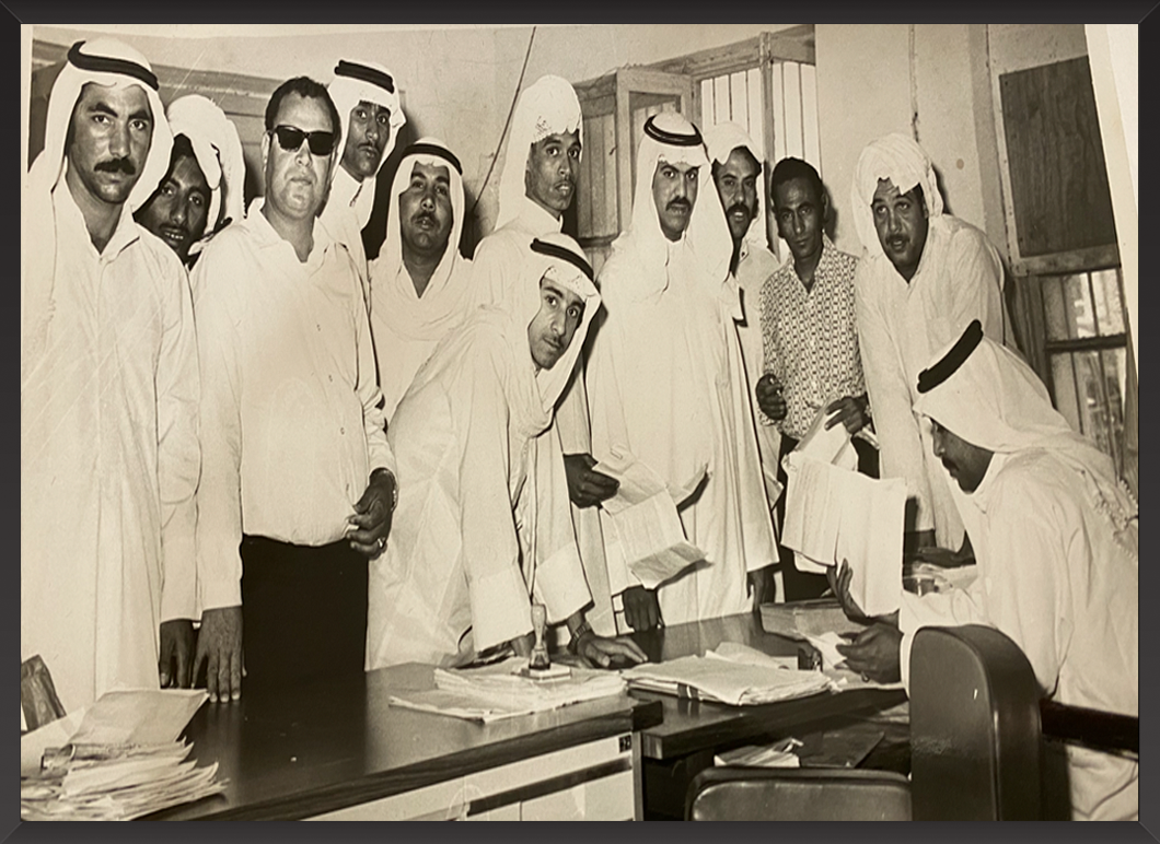 مواطنين اثناء القيام باستيفاء اجراءات الحصول على خدمات إسكانية? ذاكرة إسكانية