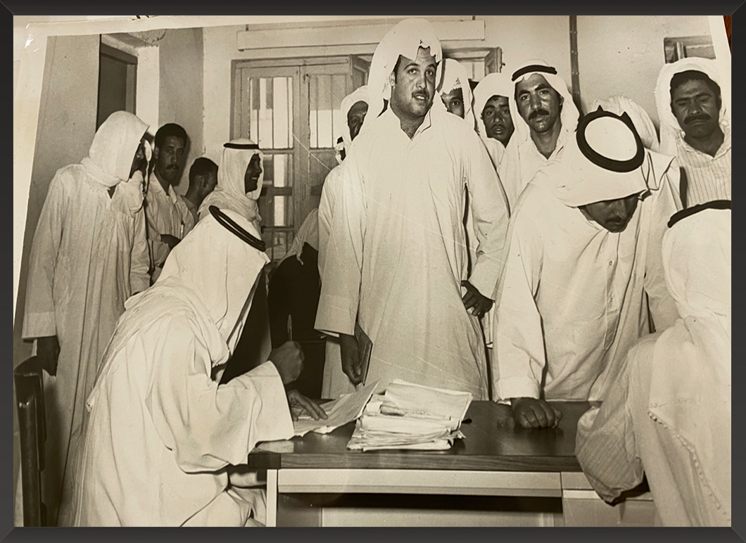 مواطنين اثناء القيام باستيفاء اجراءات الحصول على خدمات إسكانية? ذاكرة إسكانية