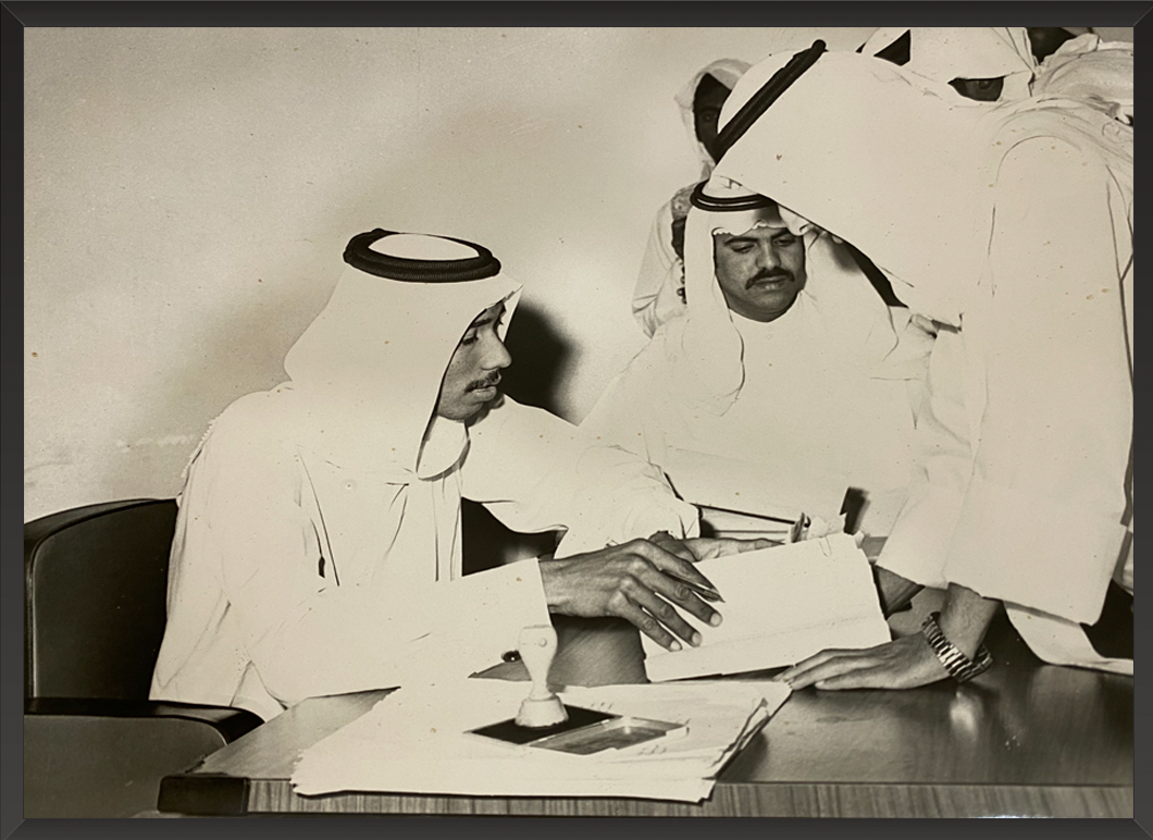 مواطنين اثناء القيام باستيفاء اجراءات الحصول على خدمات إسكانية? ذاكرة إسكانية