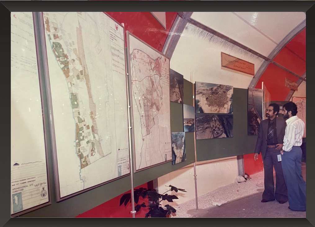 افتتاح معالي الشيخ خالد بن عبدالله آل خليفة وزير الإسكان سابقاً لمعرض وزارة الإسكان عام 1980? ذاكرة إسكانية