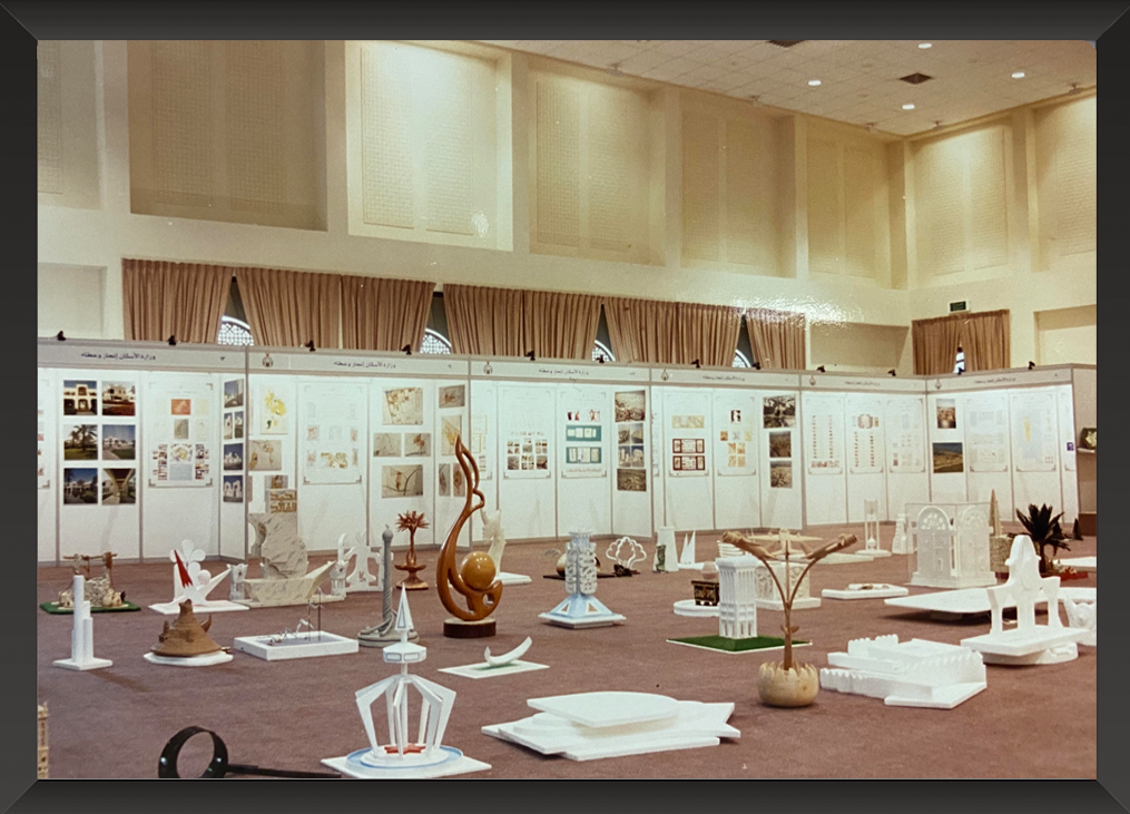 افتتاح معالي الشيخ خالد بن عبدالله آل خليفة وزير الإسكان سابقاً لمعرض وزارة الإسكان عام 1980? ذاكرة إسكانية