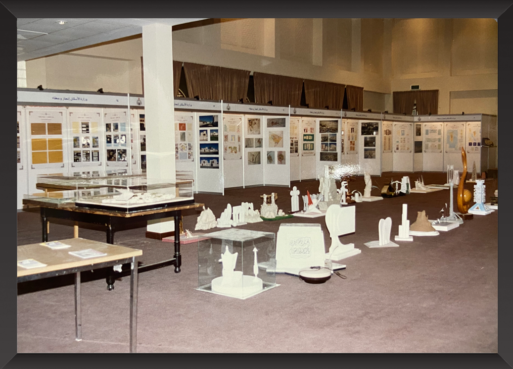 افتتاح معالي الشيخ خالد بن عبدالله آل خليفة وزير الإسكان سابقاً لمعرض وزارة الإسكان عام 1980? ذاكرة إسكانية